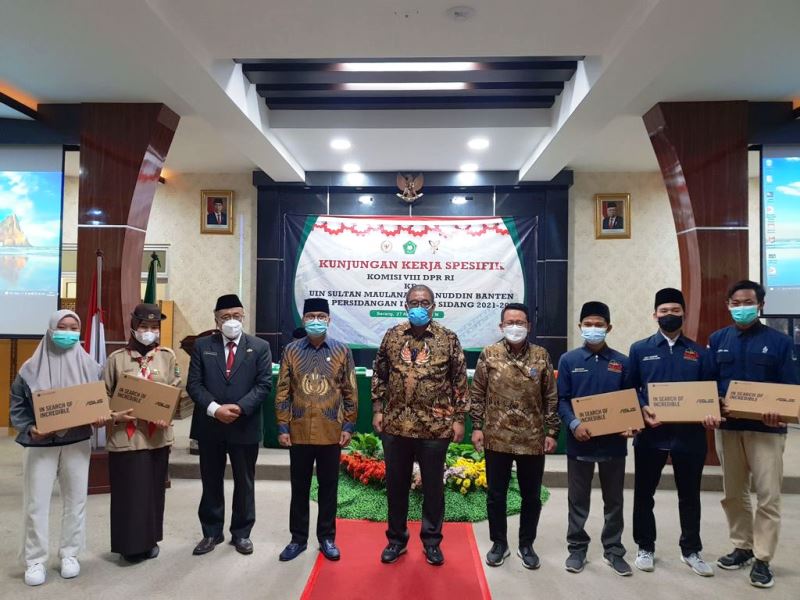 Secretary General of the Ministry of Social Affairs Hartono Laras (center)
